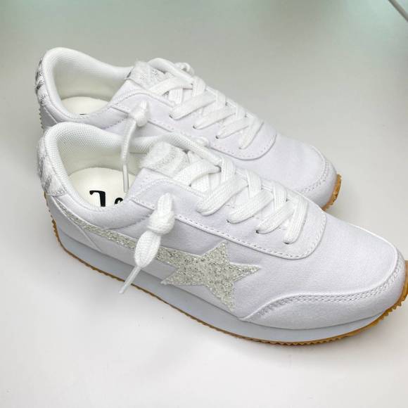 VERY G Shoes - NEW VERY G vintage sneakers in white